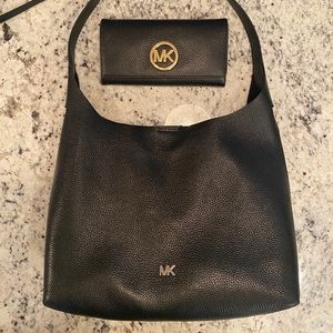 Like new. Michael Kors Large shoulder bag in black pebbled leather.